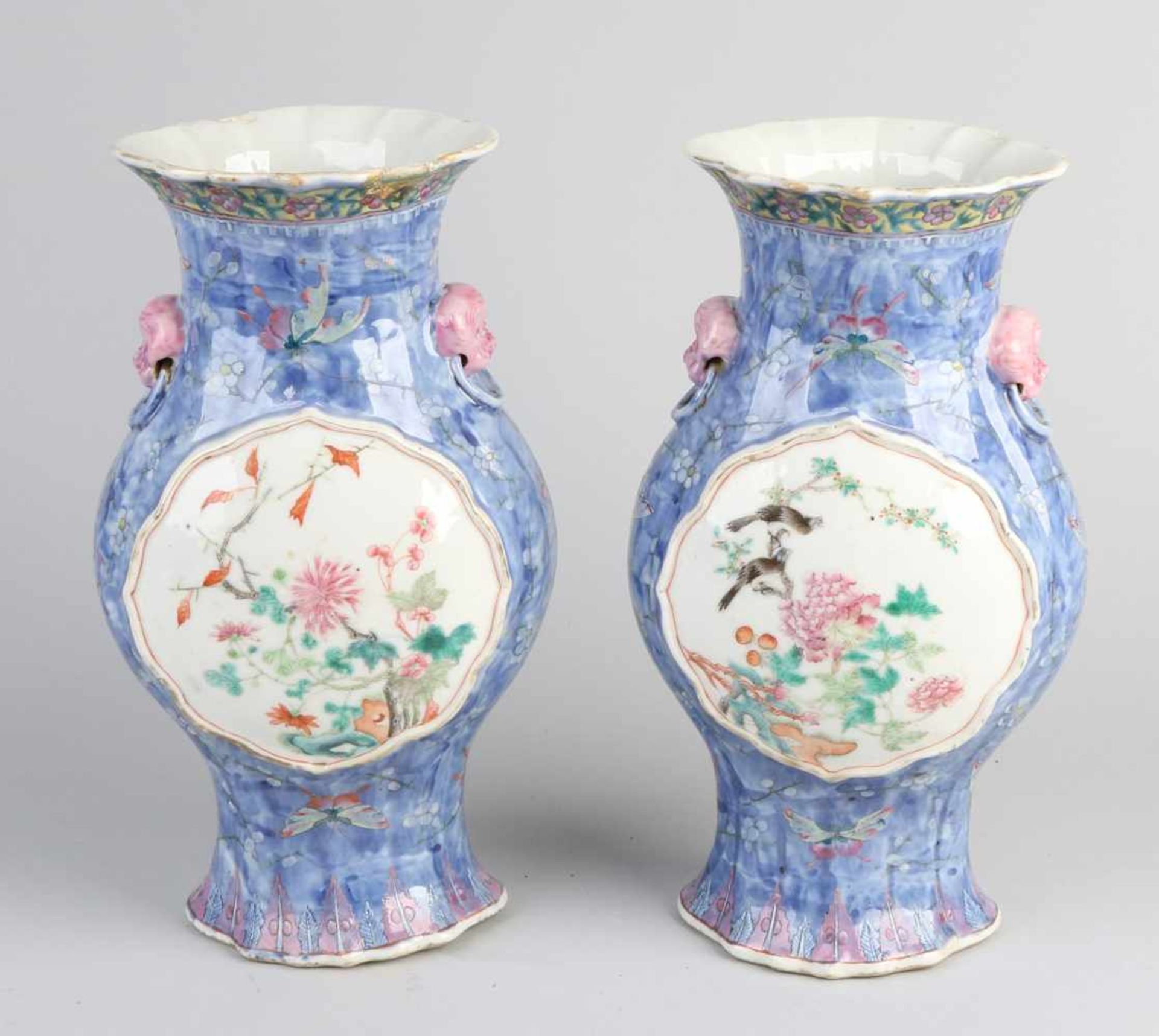 Zwei chinesische Porzellan-Familienvasen aus Porzellan aus dem 18. - 19. Jahrhundert mit
