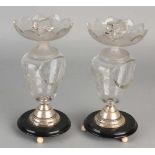 Zwei elegante Streichholzhalter aus Kristall mit geätztem Blumendekor auf einem runden