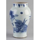 Chinesische Porzellanvase mit Fantasie- / Fabelfigur in der Landschaft. Seltenes Dekor. Größe: 19