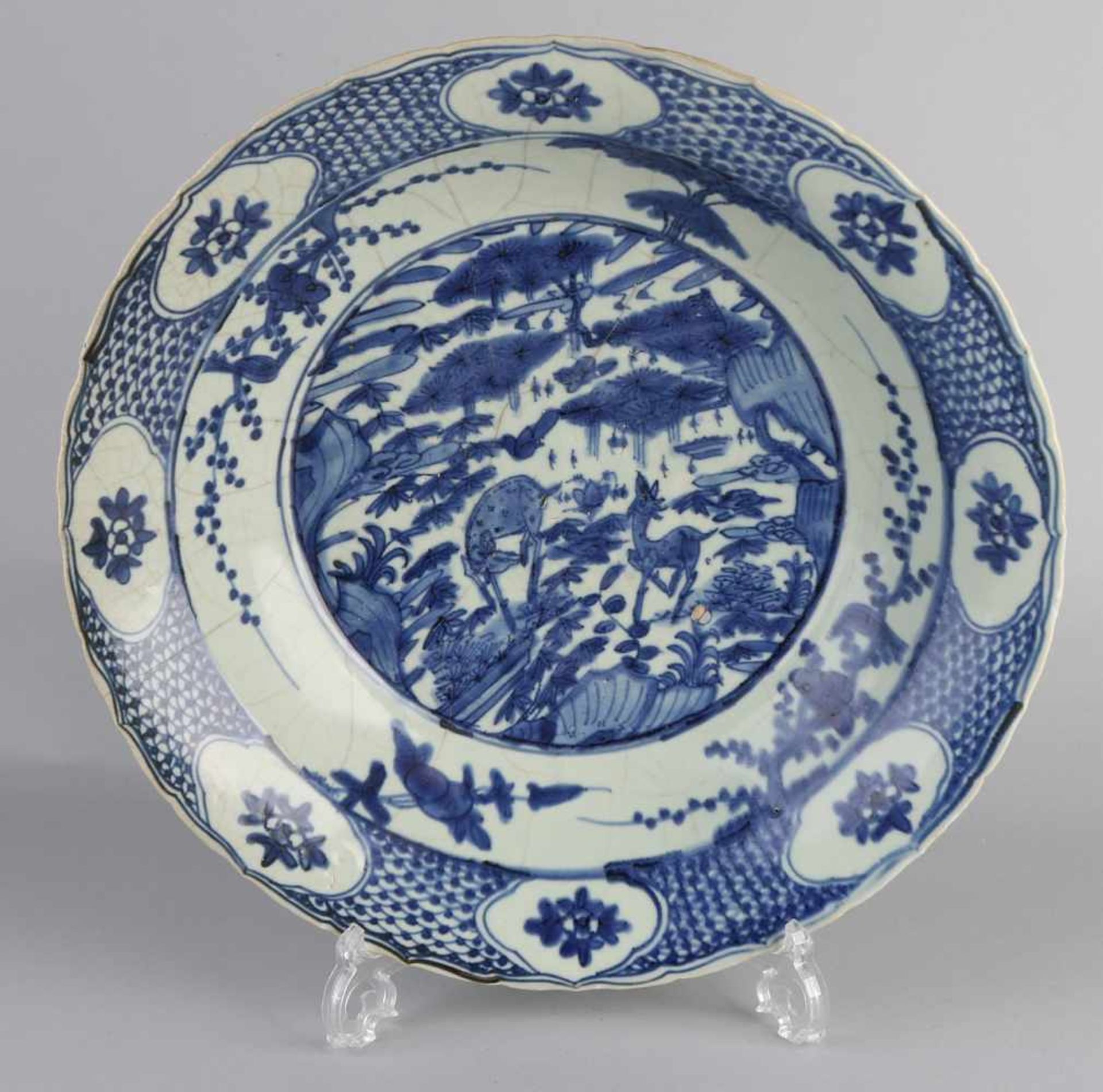 Große chinesische Porzellanschale mit Ming / Hirsch-Dekoration und konturiertem Rand. Größe: Ø 49,