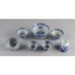 Sieben Teile chinesisches Porzellan. Bestehend aus: Schüssel mit Karpfendekor, um 1900 + sechs