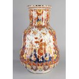 Sehr große polychrome Delfter Fayence Vase. Maler JV Circa 1930. Mit Blumen- / Golddekor. Größe: