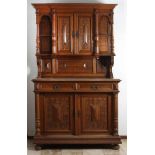 Eichen Sideboard. Deutsche. Um 1880. Gründerzeit. Mit Schnitzerei vorne. Abmessungen: H 225 x B