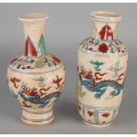 Zwei chinesische Porzellanvasen mit Drachen und Blumendekor. Mit unterer Markierung. Größe: 20 -