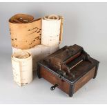 Antike hölzerne Tonnenorgel von Orchestra Organette mit zwei Bälgen (Leck) und originaler
