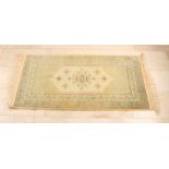 Persischer Teppich. Cremegrün. Größe: 138 x 74 cm. In guter Kondition.Persian rug. Cream gr