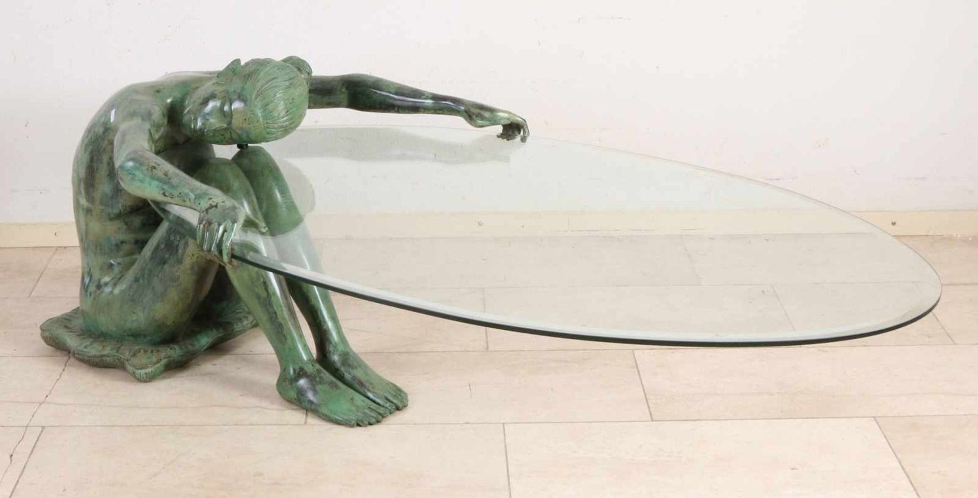 Bronzetisch, der eine sitzende nackte Frau darstellt, die die Tischplatte hält. 20. Jahrhundert.