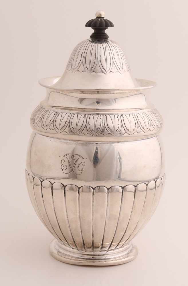 Silbernes Tabakglas, 925/000, rundes Modell, verziert mit Flöten und einem gravierten