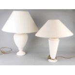 Zwei Terrakotta-Lampen mit weißen Lampenschirmen. Zweite Hälfte des 20. Jahrhunderts. Abmessungen: H