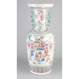 Große chinesische Porzellan Famille Rose Vase mit Figuren / Blumendekor. Größe: 62 x Ø 24 cm. In