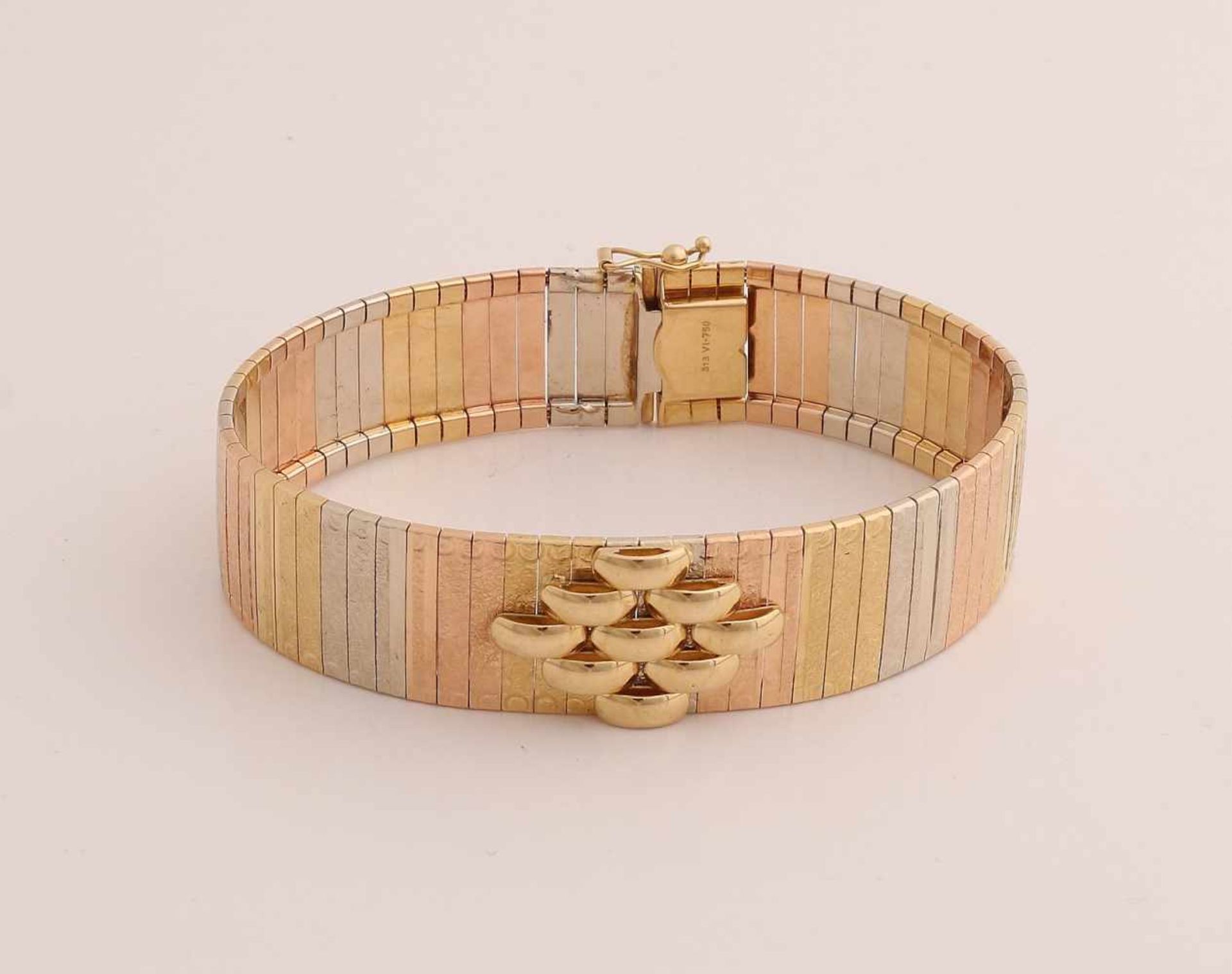 Breites Goldarmband, 750/000. Armband mit Bändern aus Rot-, Weiß- und Gelbgold, teilweise gekerbt,