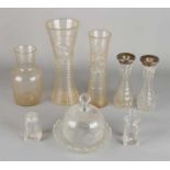 Achtmal alter / antiker Kristall. Bestehend aus: Drei Vasen, ein Glockenglas, zwei Vasen mit