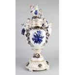 Großes deutsches Schierholz Porzellan Showglas. Dreiteilig. Kobaltblau mit bearbeiteten Blumen und