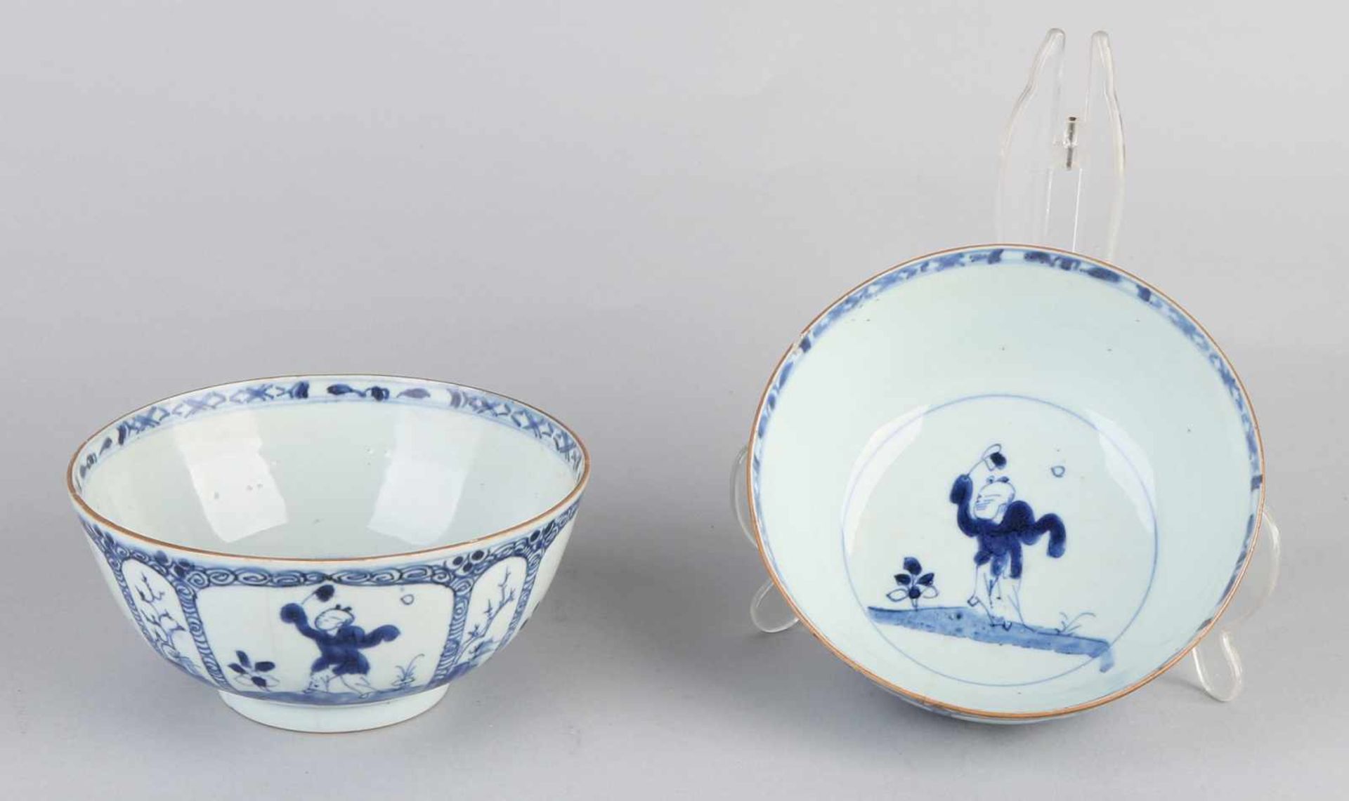 Zwei chinesische Porzellanschalen aus dem 18. Jahrhundert mit törichtem Dekor. Haarlinien. Größe: