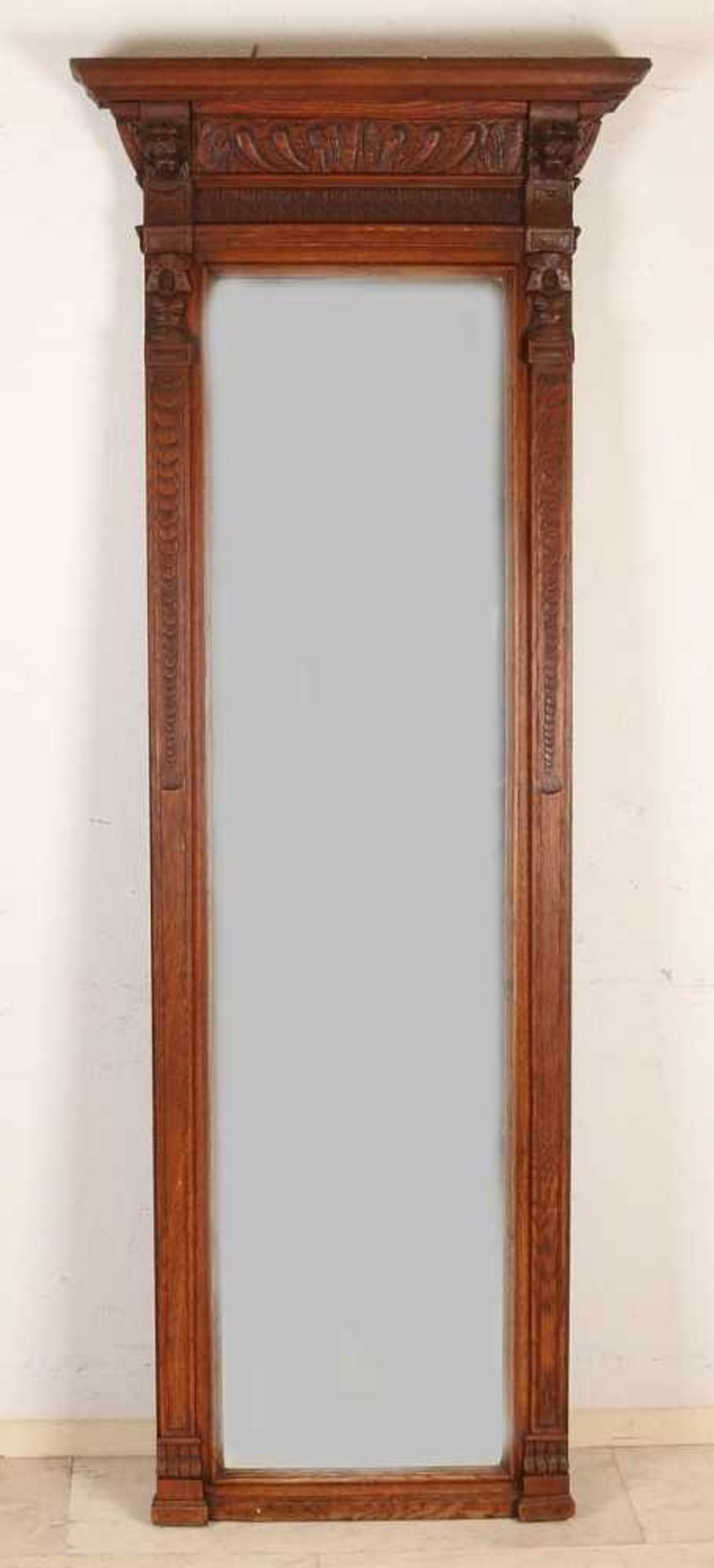 Großer antiker Mechelen-Halsspiegel aus Eichenholz mit Löwenköpfen. Abmessungen: H 201 x B 77 cm. In