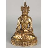 Vergoldeter chinesischer Bronzebuddha, der auf Lotusblume sitzt. Mit chinesischen Schriftzeichen und