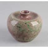 Chinesische Porzellanvase mit lila / grüner Glasur. Untere Markierung. Größe: 8 x Ø 9,5 cm. In guter