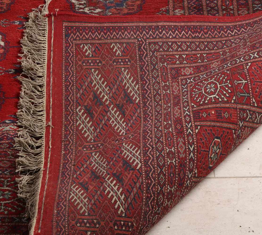Sehr großer roter handgeknüpfter Teppich mit kleinen Medaillons in der Mitte. Abmessungen: 277 x 350 - Image 3 of 3