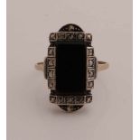 Ring, 333/000, mit Marquise und Onyx. Ring Art Dekor Stil mit einem rechteckigen Onyx in der