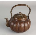 Antike signierte japanische / chinesische Teekanne aus Kupferminze. Größe: 10 x 15 x ø 12 cm. In