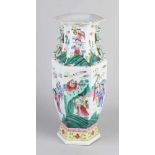 Große sechsseitige Family Verte Vase aus chinesischem Porzellan mit Figuren im Gartendekor.