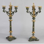 Zwei feuervergoldete und patinierte Kerzenhalter aus französischer Bronze von Charles Dix. Um