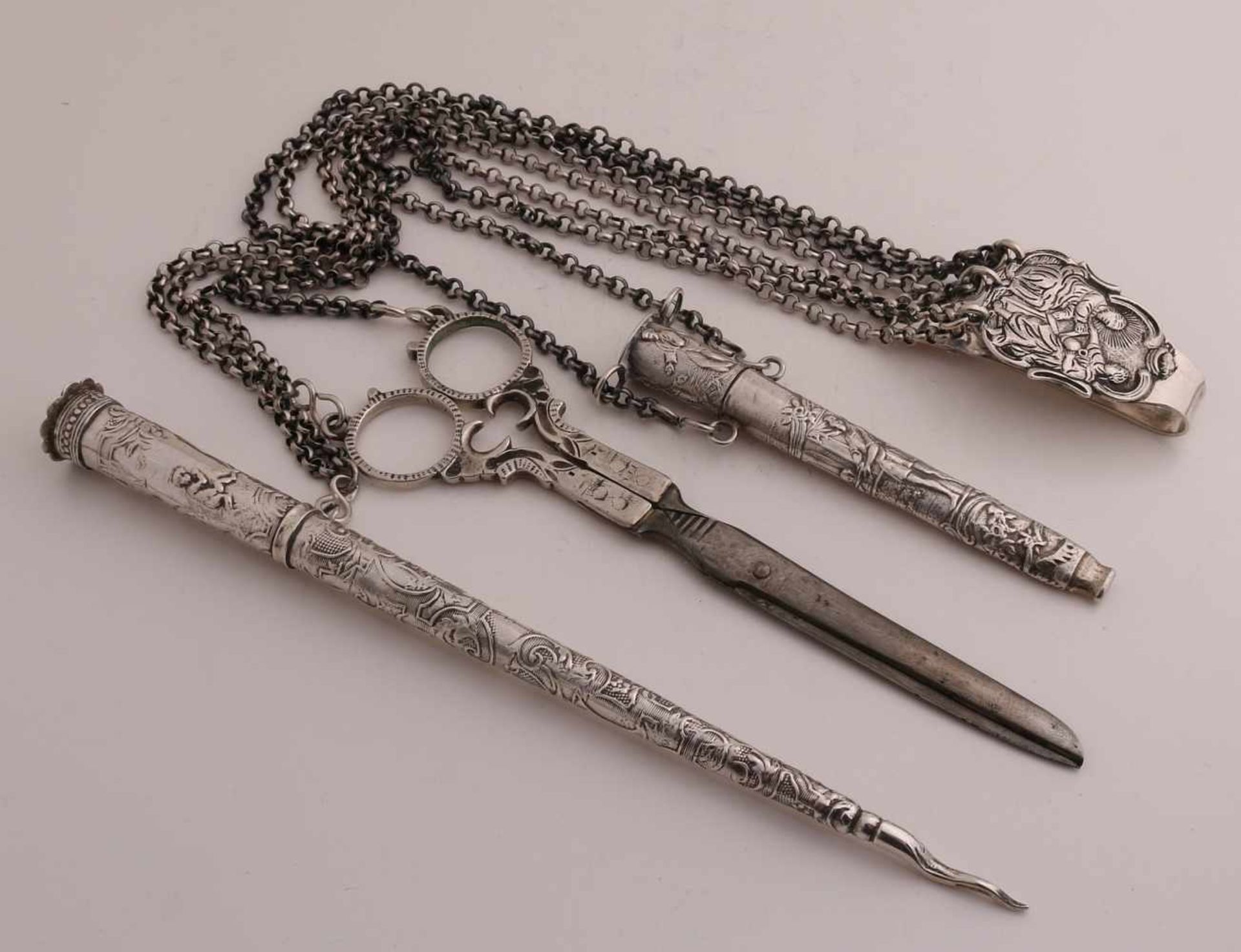 Silberner Rockhaken, 833/000, mit Chatelaine mit Schere, Nadelärmel und Strickscheide. Rockhaken mit