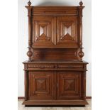 Französisches Sideboard aus massiver Eiche mit prismenförmigen Paneelen in den Türen. Komplett mit