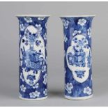 Zwei chinesische Porzellanvasen aus dem 19. Jahrhundert mit vier Markierungen auf der Unterseite.