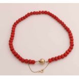 Rote Korallenkette mit Gelbgoldverschluss, 585/000. Käseförmige Halskette aus roter Koralle, ø 8,5