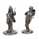 Zwei antike japanische Bronzefiguren. Um 1900. Japanische berufstätige Frauen. Schöne Patina. Größe: