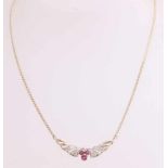 Eleganter Halsreif, 333/000, mit Rubin und Diamant. Halsreif mit ovaler Gourmet-Halskette, in der
