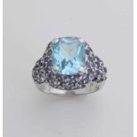 Silberring, 925/000, mit Blautopas und Zirkonias. Ring mit einem großen ovalen facettierten blauen