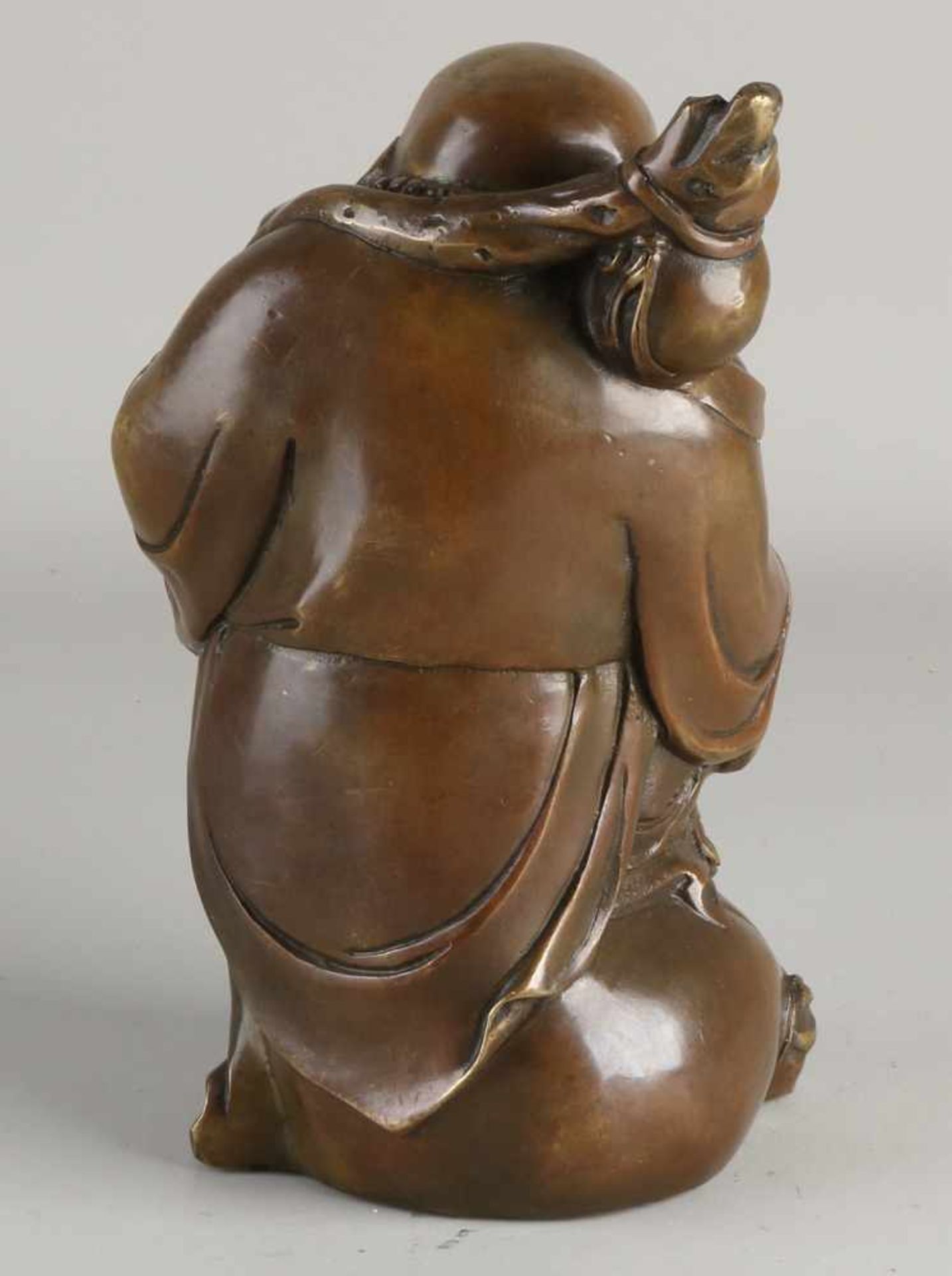 Chinesischer lachender Buddha aus Bronze. Zweite Hälfte des 20. Jahrhunderts. Abmessungen: H 20 - Bild 2 aus 2