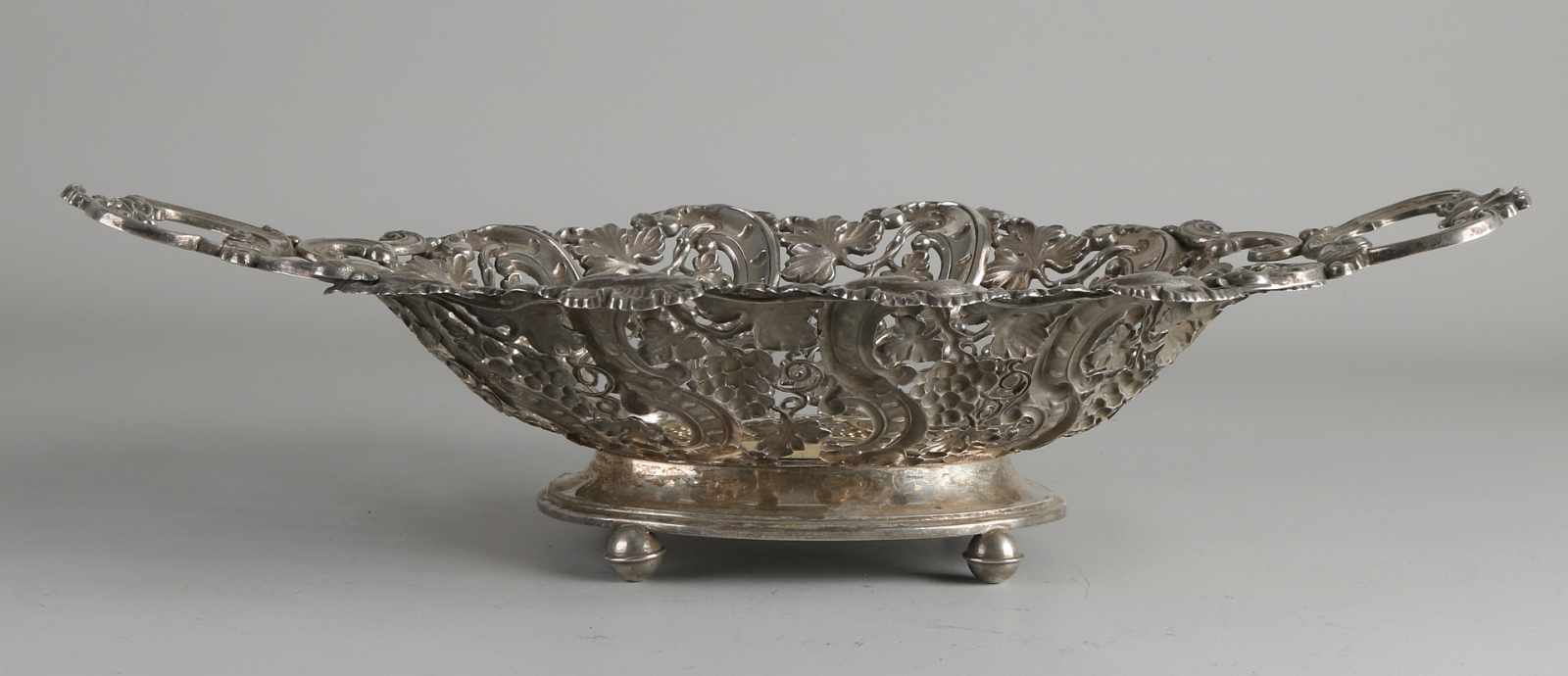Silberschale, 812/000, durchbrochenes ovales Modell mit Locken und Weinreben, platziert auf 4 - Image 2 of 2