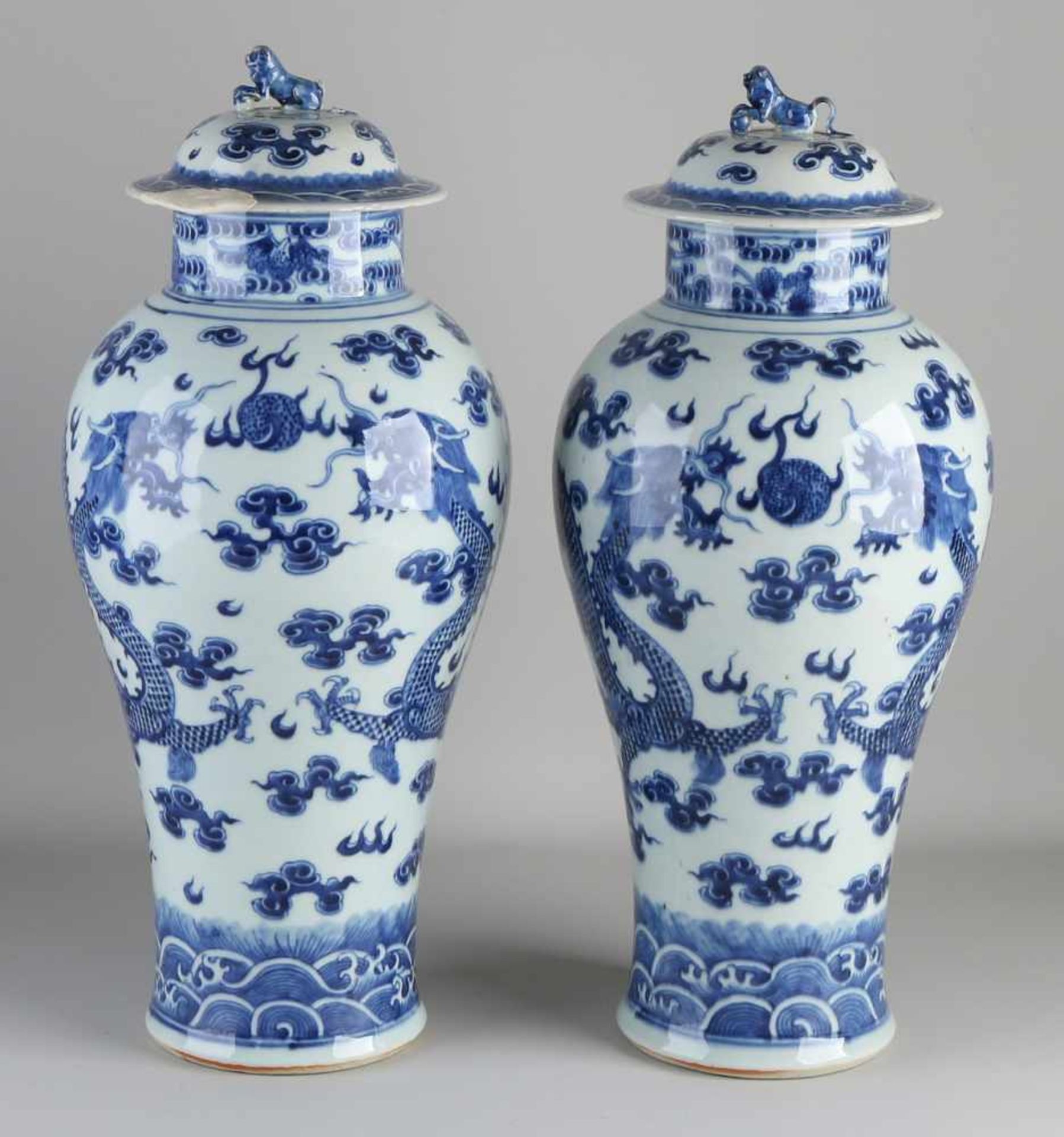 Zwei Vasen aus chinesischem Porzellan mit Deckel aus dem 17. - 18. Jahrhundert mit Drachen /