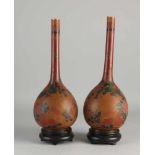 Zwei antike japanische oder chinesische Porzellanpfeifenvasen mit mattbrauner Glasur und