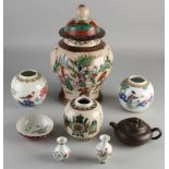 Acht Teile chinesisches Porzellan. Bestehend aus: Zwei Vasen der Republik. Ein Gericht mit
