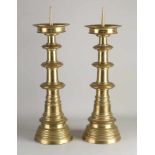 Zwei schwere neugotische kirchliche Kerzenleuchter aus Bronze. Abmessungen: H 54 cm. In guter