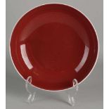 Chinesische rot glasierte Porzellanteller mit Bodenmarkierung. Abmessungen: Ø 19,3 cm. In guter