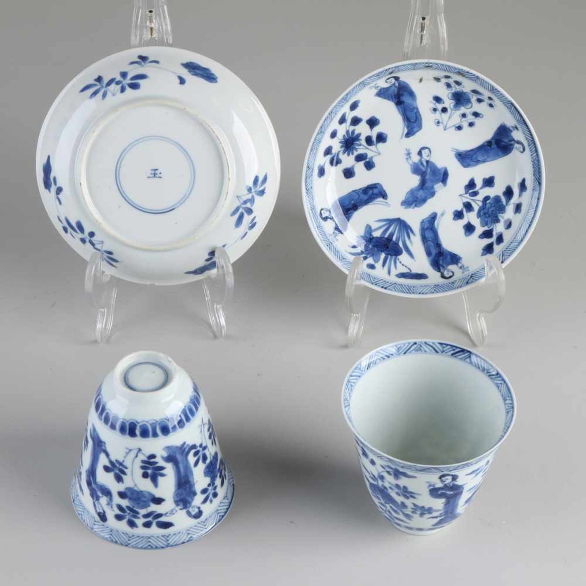 Zwei Kang Xi-Tassen und Untertassen aus chinesischem Porzellan aus dem 18. bis 19. Jahrhundert mit