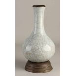 Seladon-Vase aus chinesischem Porzellan mit Messingboden und oberem Rand. Mit unterer Markierung.