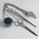 Silberner Rockhaken mit Chatelaine mit Nadelkissen, Stricknadelhalter und Schere, 833/000. Rockhake