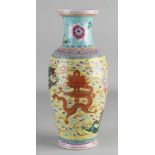 Sehr fein dekorierte chinesische Porzellan Family Rose Vase mit Drachen in Wolken /