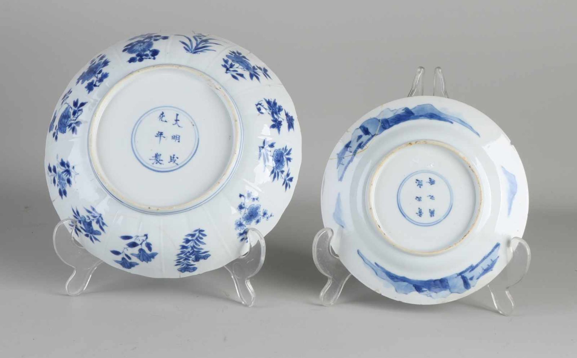 Zwei Kang Xi-Teller aus chinesischem Porzellan aus dem 18. Jahrhundert. Einmal klein mit Geishas - Bild 2 aus 2