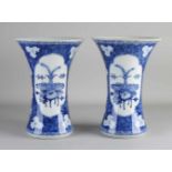 Zwei chinesische Porzellan-Trompetenvasen mit Blumen- / Wertsachendekoration. Untere Marke.