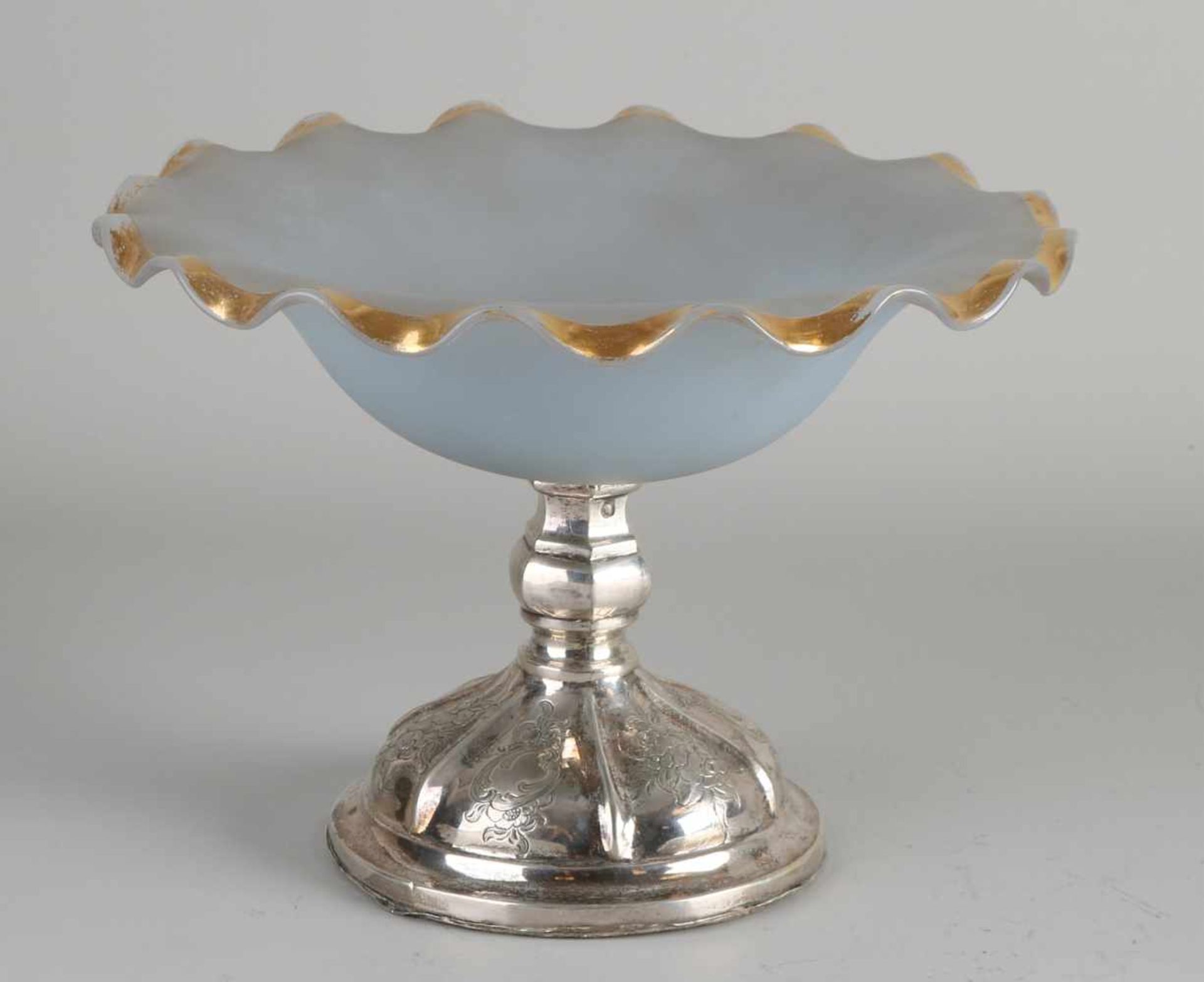 Tischschale mit silbernem Boden, 833/000, Milchglasschale mit goldfarbenem Wellenrand, teilweise