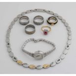 Viel Edelstahlschmuck mit einem Halsband mit Vergoldung und Zirkonoxid, 5 Ringen und einer Uhr.Lot