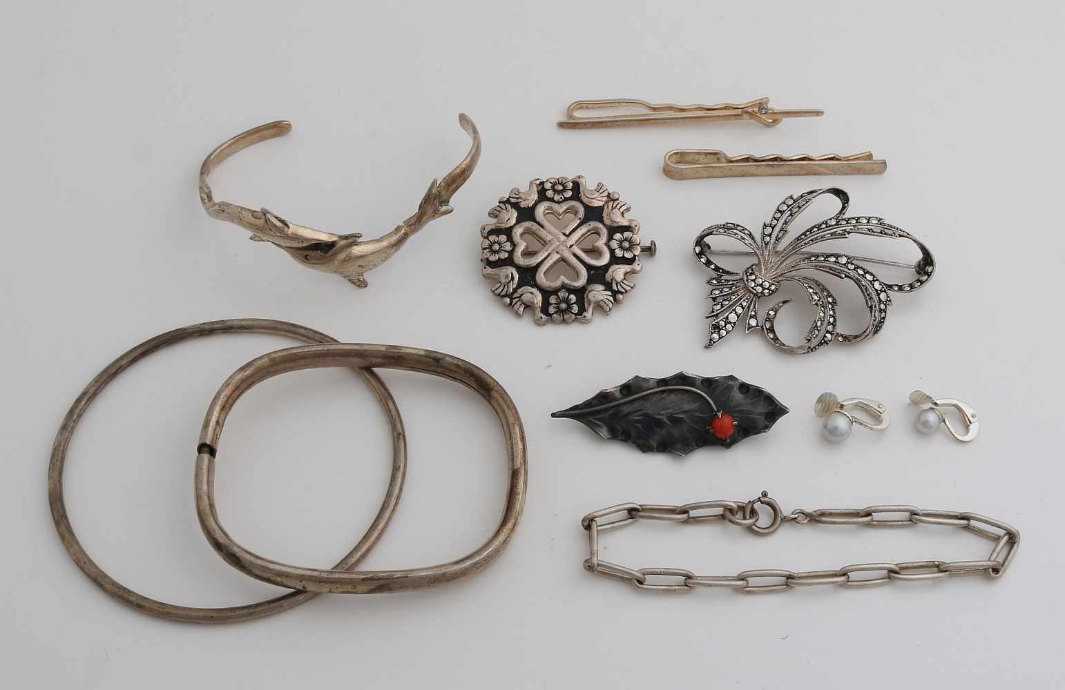 Lot mit Silberschmuck mit Armbändern, Broschen, Krawattenklammern und Ohrclips. ungefähr 98 Gram