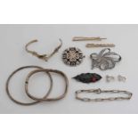 Lot mit Silberschmuck mit Armbändern, Broschen, Krawattenklammern und Ohrclips. ungefähr 98 Gram